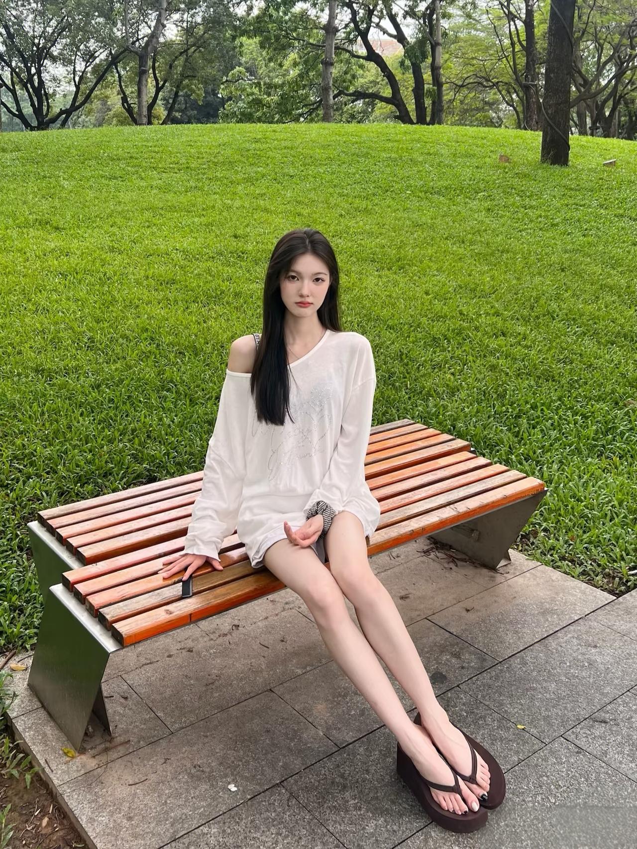 绿草如茵，美人倚长凳。