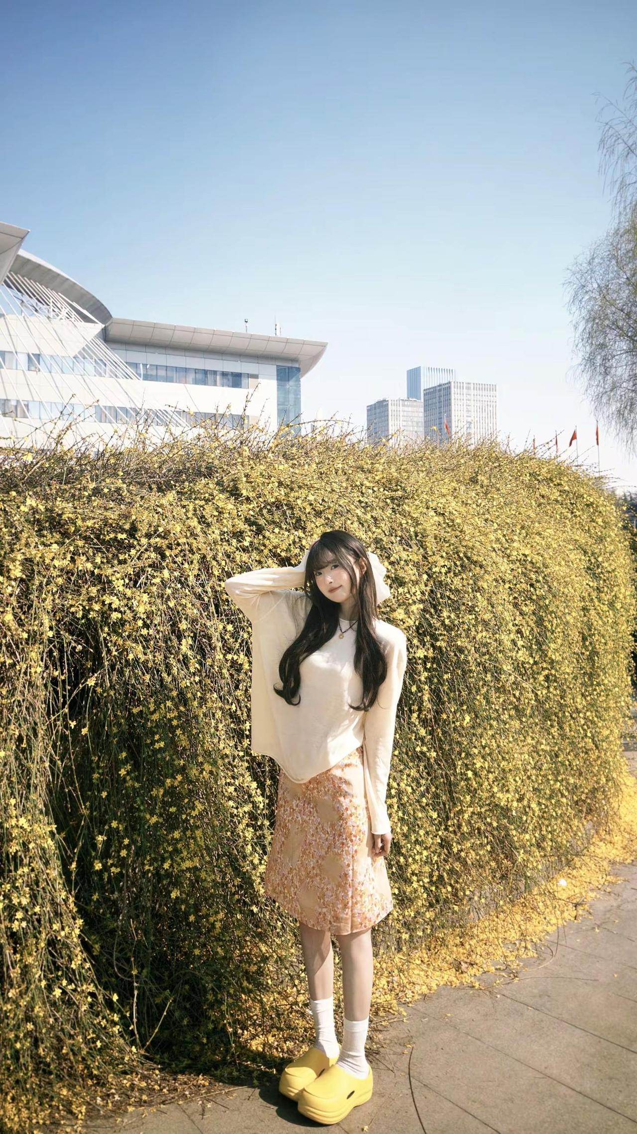 束一个马尾 束起所有伤悲温柔风穿搭 期待夏天