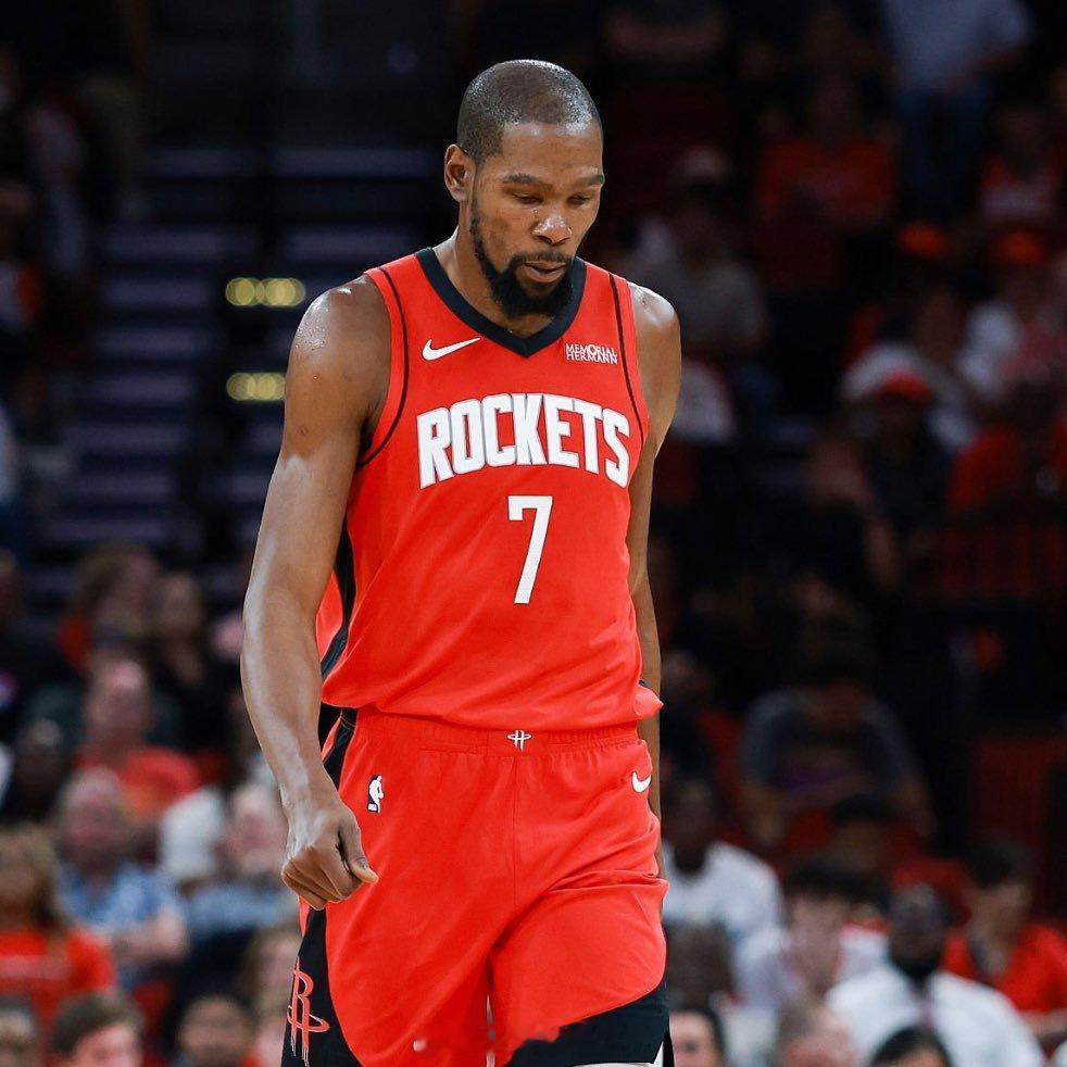 近日，火箭球星杜兰特参加了播客节目《Pivot Podcast episode》