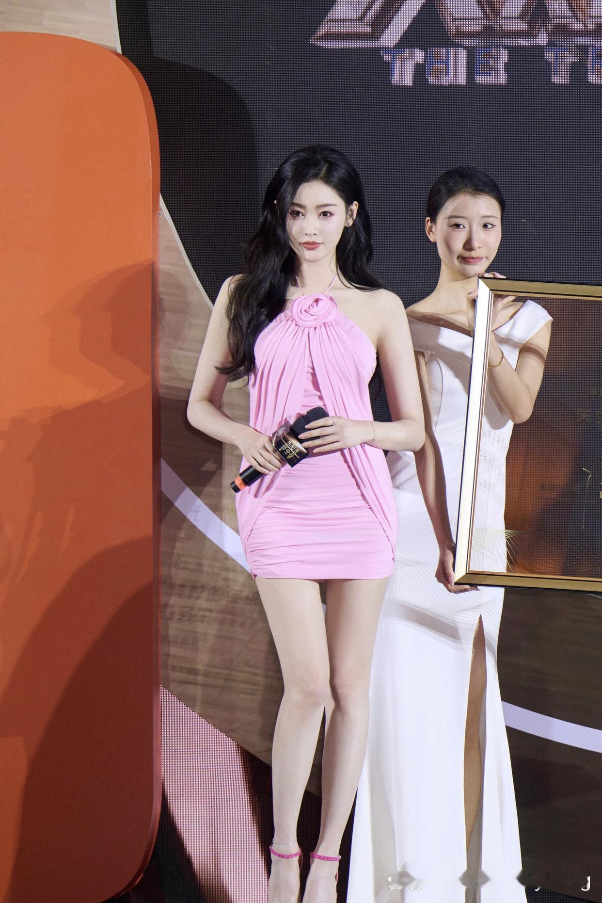 张天爱在全新活动上的造型，美得令人惊艳。 ​​​