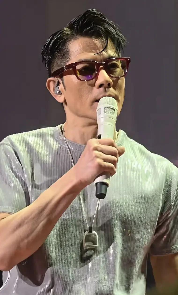 60岁的郭富城，在广州演唱会对着满场观众说了一句全场安静的话：我完全无法接受自己