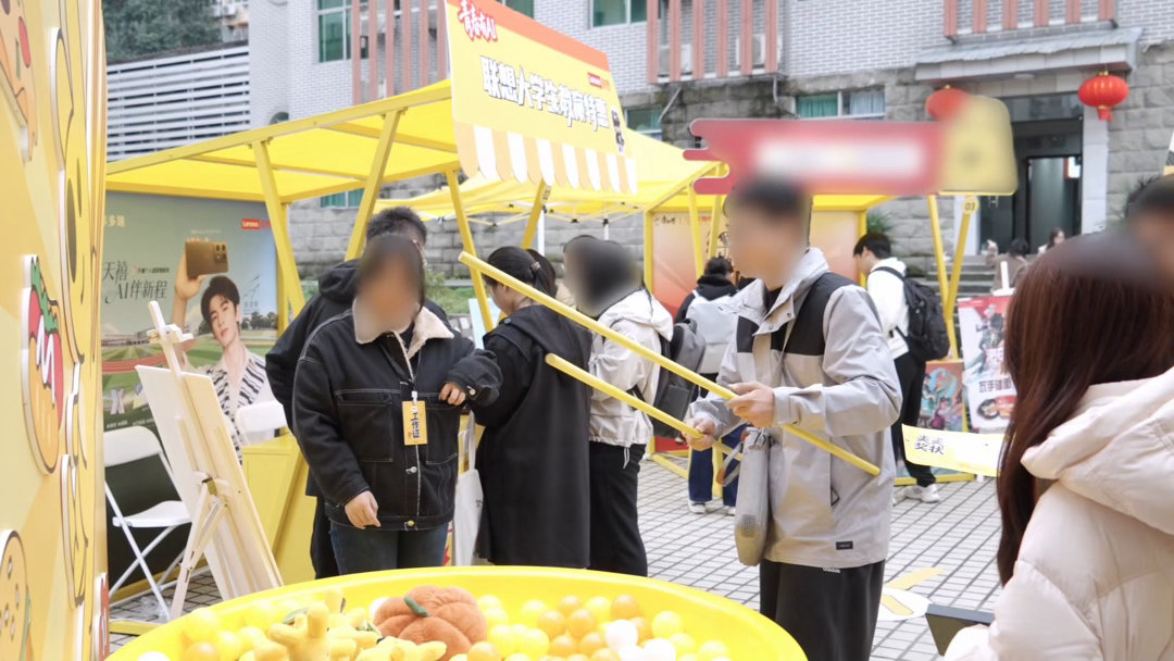 重庆大学生人手一个自愿上学的袋子 这个设计该加鸡腿！“自愿上学”戳中痛点又带幽默