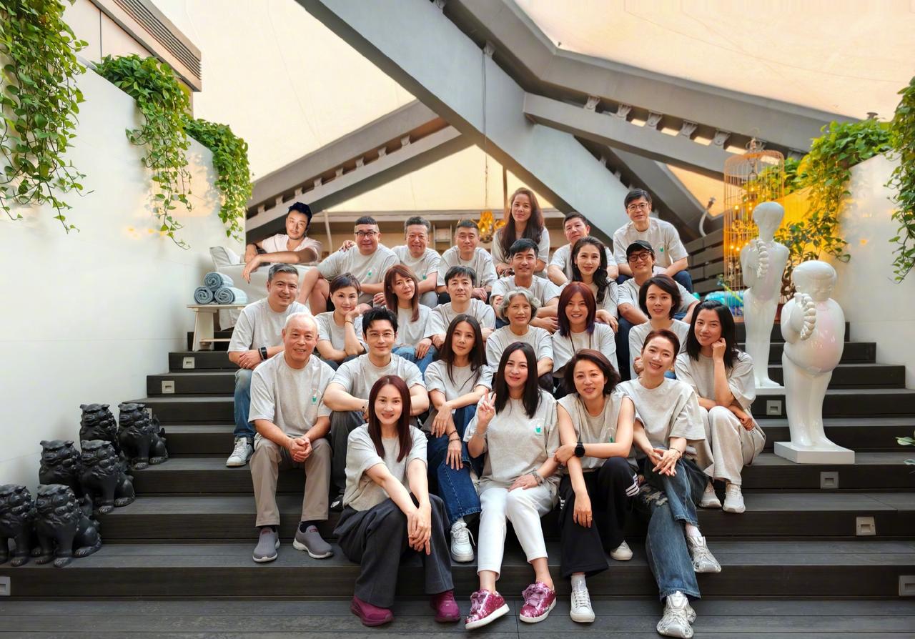 北电表演系96班入学30周年聚会同框合影！左上角是没能到场的同学的头像，好有班级