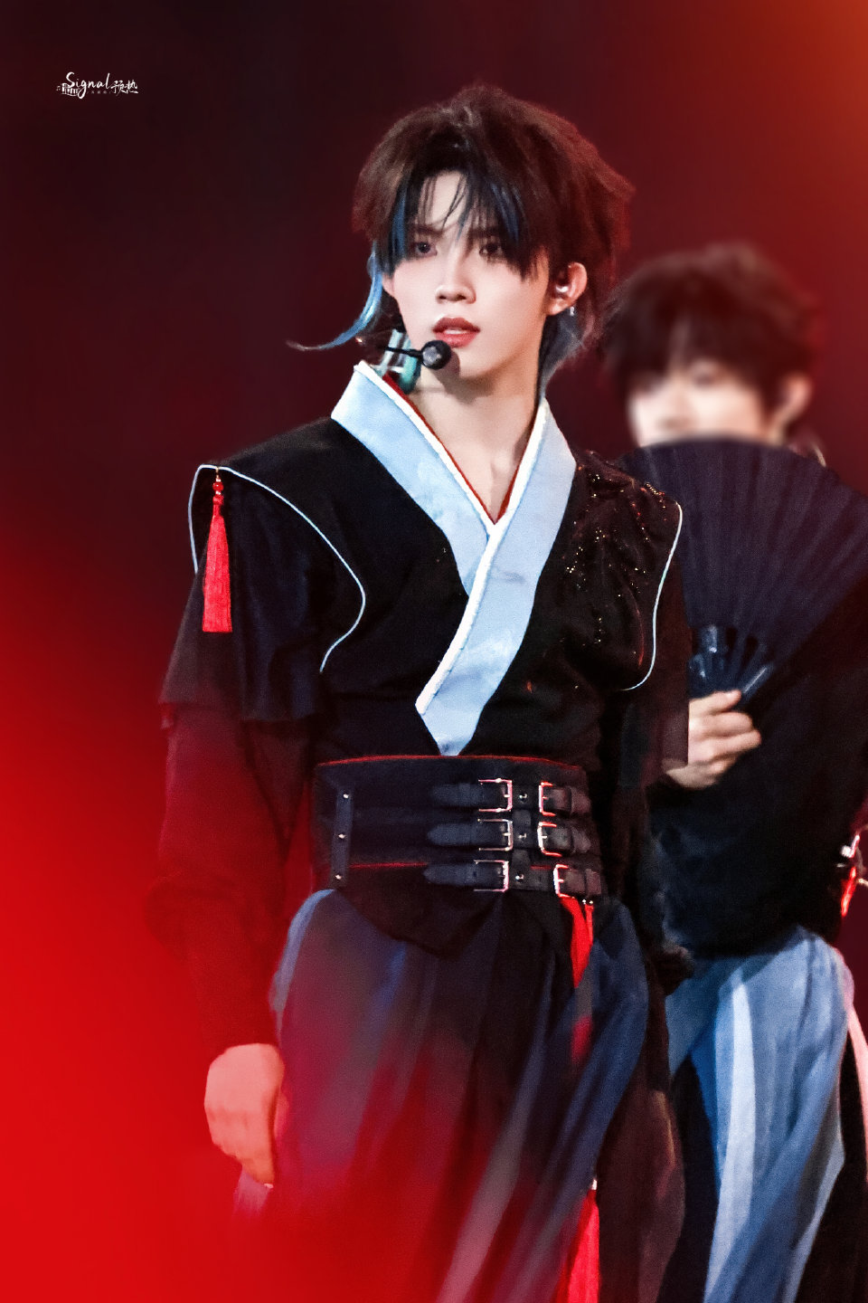 舞台上的苏新皓好有魅力 