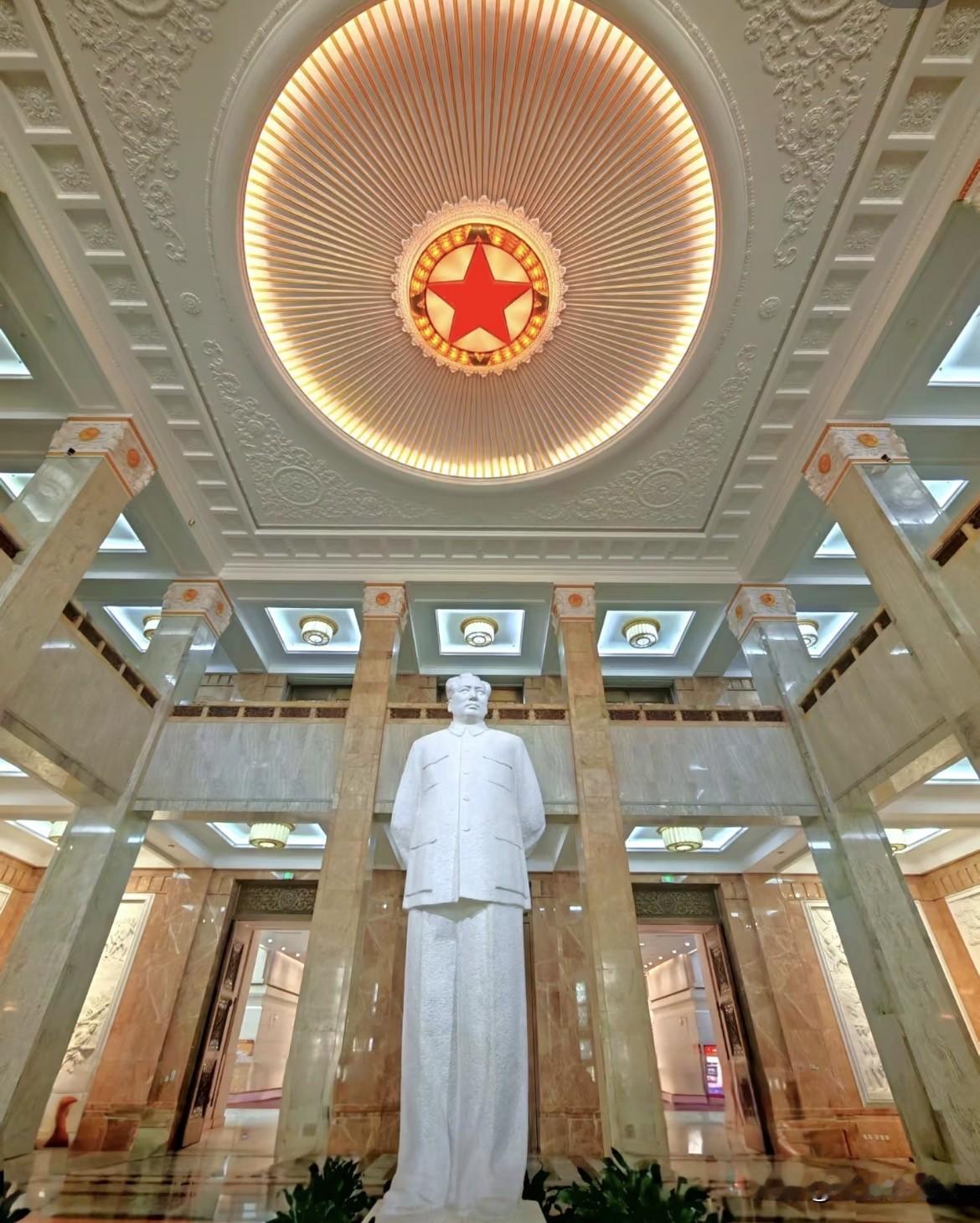 公祭仪式散场，让我萌生一个想法：带年轻人去纪念堂看一看。

公祭的意义毋庸置疑，