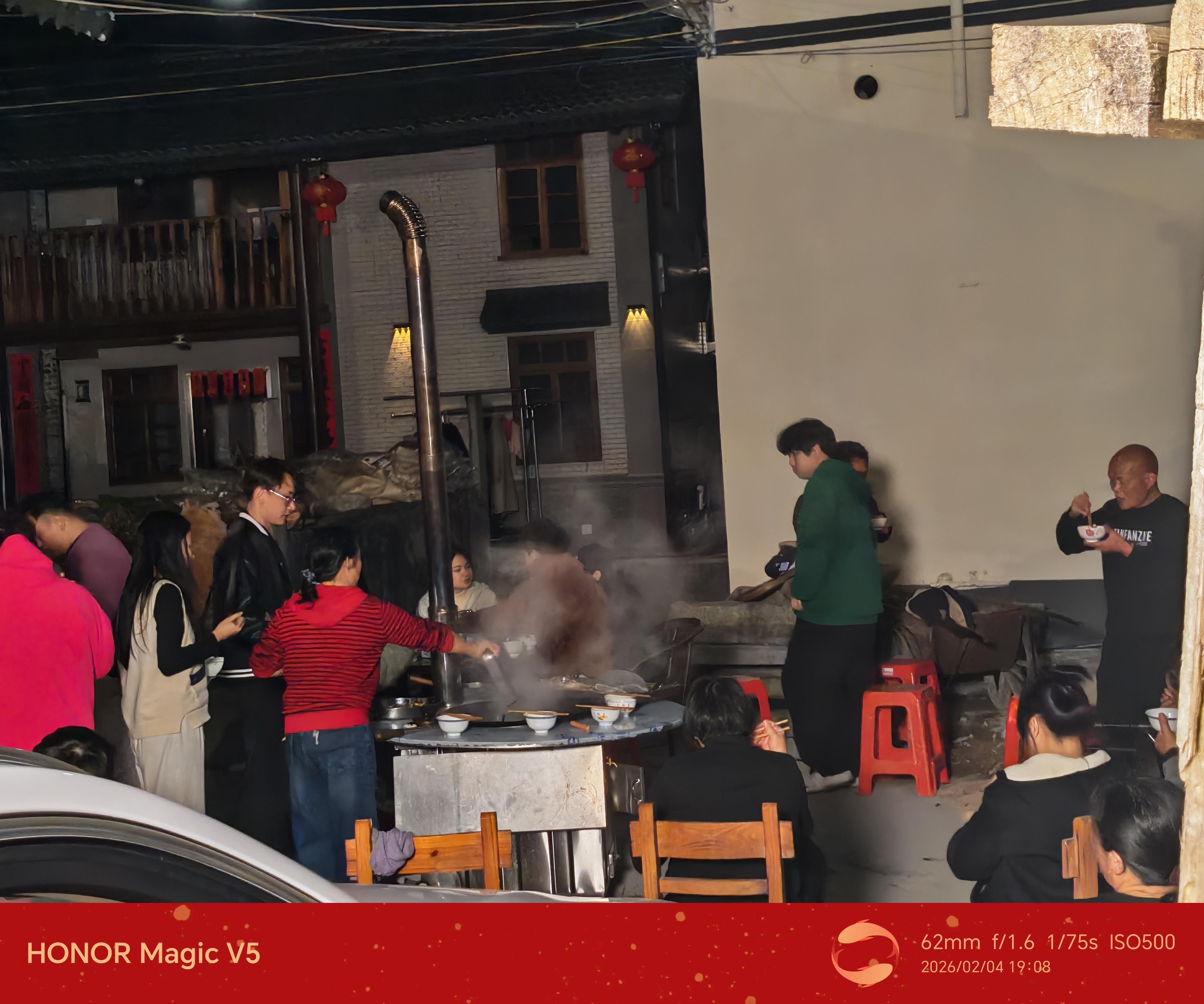 刚天刚黑，全村里停电了，你说这叫什么事，还好我问界M7开回来了，后备箱插座带个高