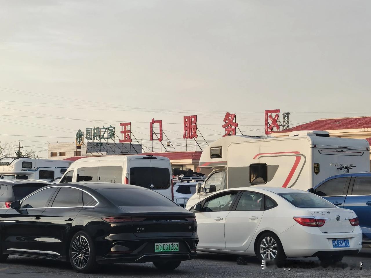 春风不度玉门关！
五一前夜都在等待免费时间
连霍高速甘肃段靠近新疆的十多个服务区