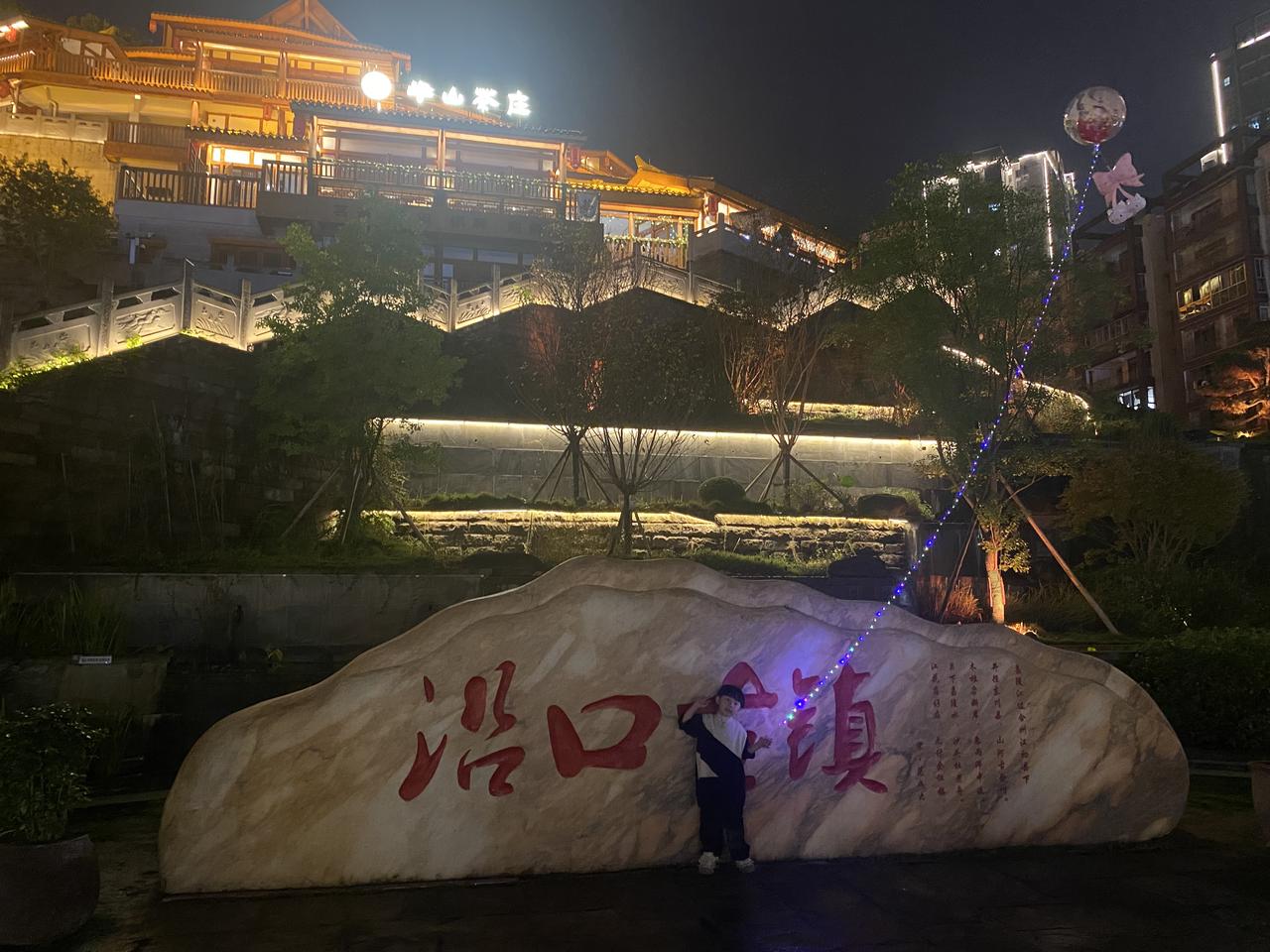 上周特意绕了四十多公里路去逛沿口古镇，脚踩在被磨得发亮的青石板上，风裹着嘉陵江的