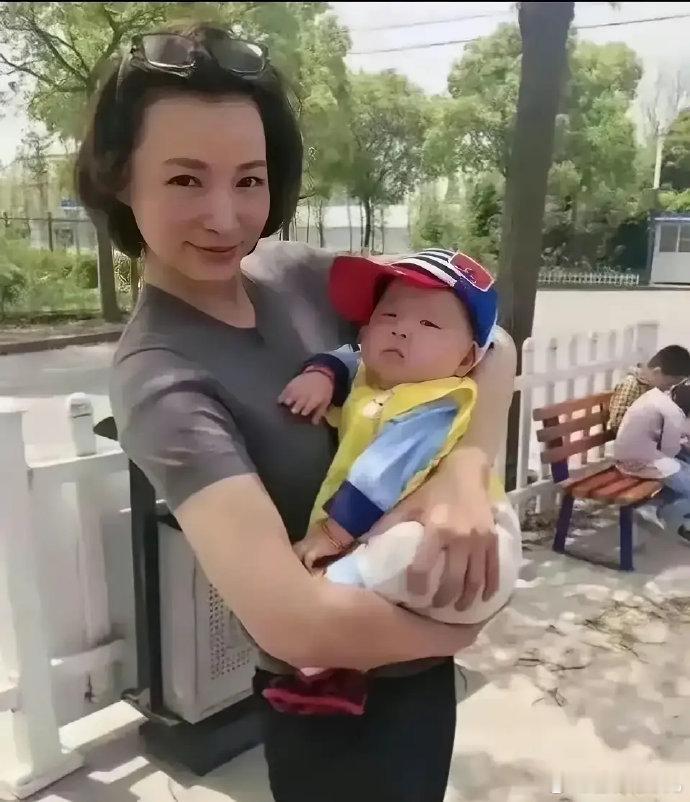 昔日央视一姐，众人仰慕的女神。舞台之下，她与普通百姓无异，展现真实自我。 ​​​