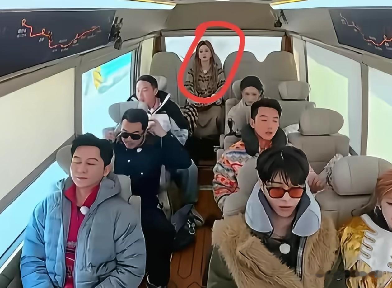除了一车人未系安全带值得关注，这帮明星的座位距离也看出了他们的亲疏程度。

范丞