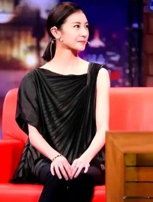 2008 年，亿万富豪王微在婚内偷偷和漂亮的舞蹈演员住一起后，回家想跟老婆杨蕾离