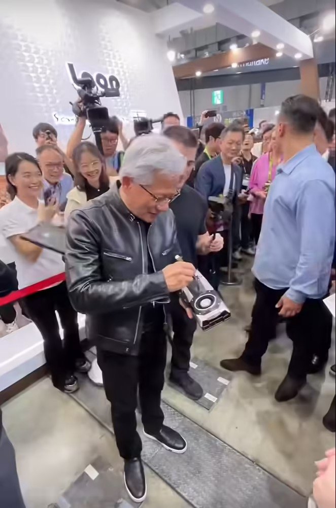 【黄仁勋在最爱的显卡上签名：它改变了一切 】黄仁勋表示最爱的显卡改变了一切 据 