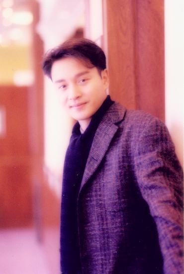 #张国荣[超话]#     1993年1月18日 出席台 湾≪大英雄射雕英雄传之