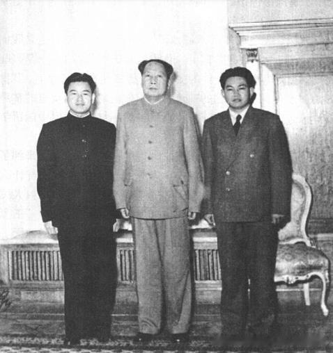 1957年，毛泽东与李银桥(右)、张仙用在莫斯科。