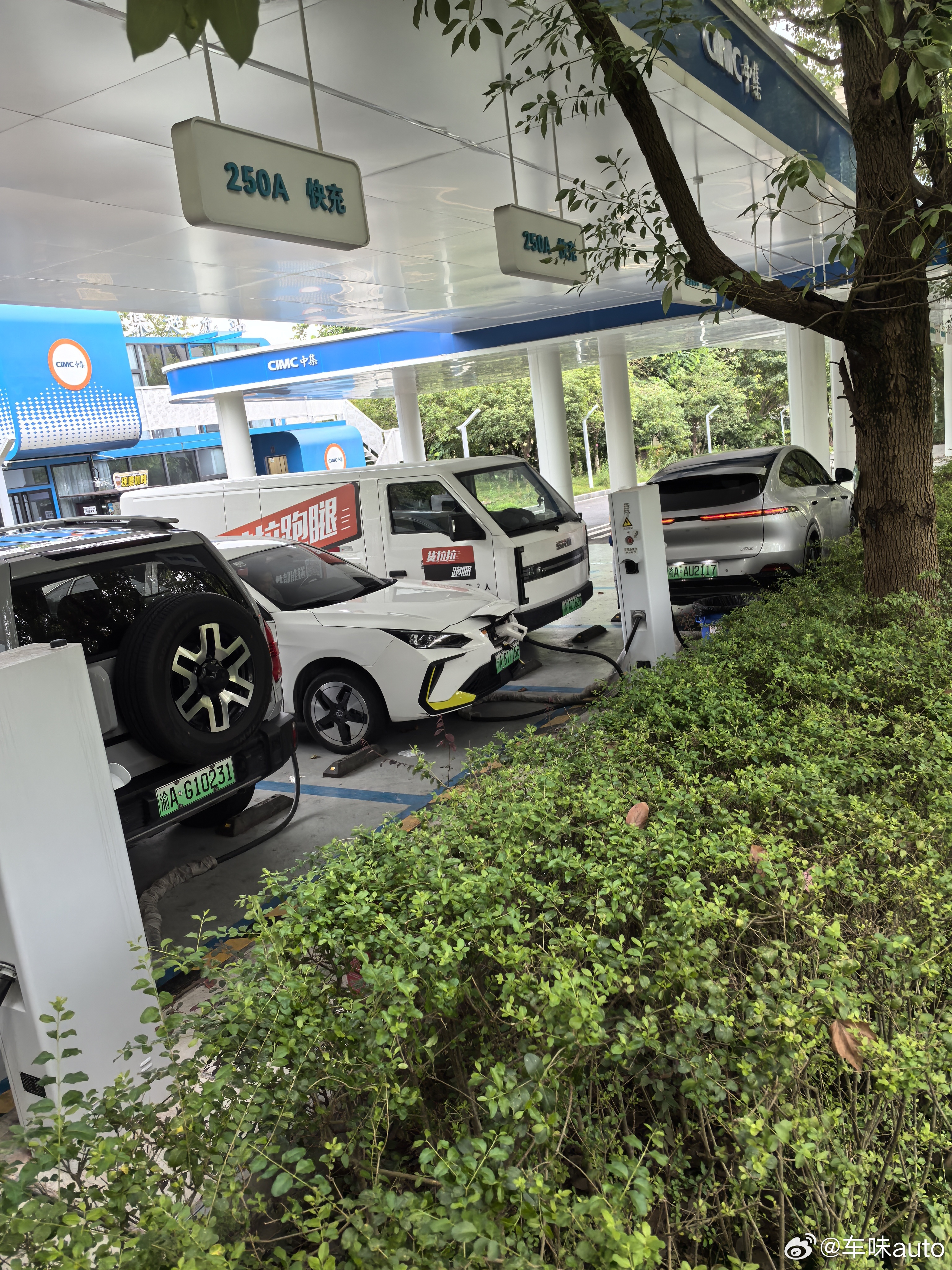 满满的车位偏要这样停，这些迷之操作确实看不明白 ​​​