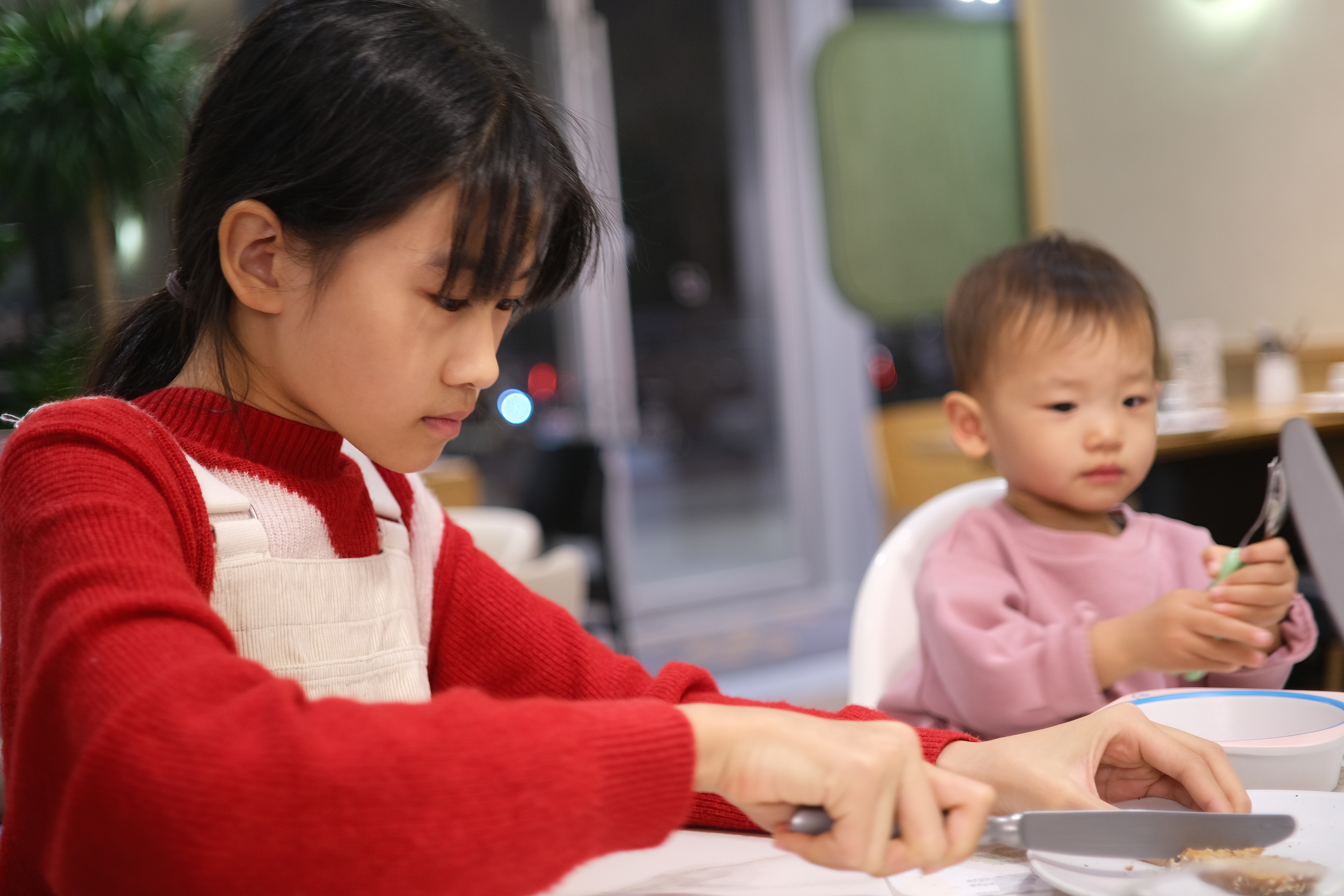 睡前潼跟我说：“妈妈，明天我不穿红色毛衣了，太显眼了，太容易被老师盯上了……” 