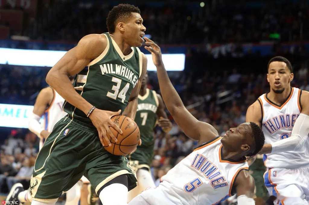 *雄鹿爆冷以110-93击败雷霆●   新秀雷霆托皮奇完成生涯首秀并得分。●  