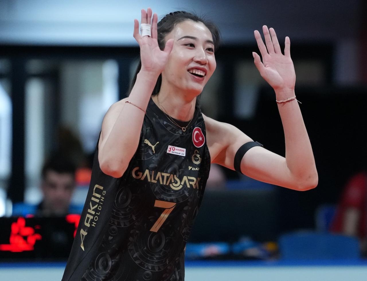 北京时间1月22日凌晨，土超第17轮，加拉塔萨雷0-3脆败领头羊瓦基弗银行，三局