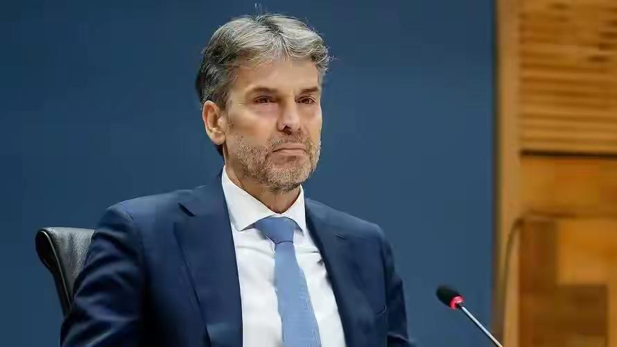 .荷兰可能还没意识到，中美谈成意味着美国基本已经放弃荷兰了，而中国解除对美稀土出