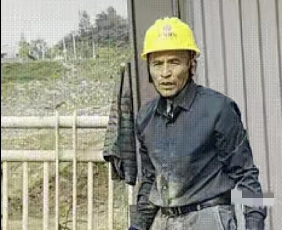 重庆，一农民工大叔到超市里转了一圈后，什么也没有买就离开了。万万没想到，超市老板