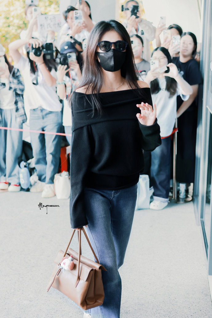 白鹿机场墨镜look 白鹿今日份机场墨镜look，是休闲风鹿鹿。起落平安哦~ ​