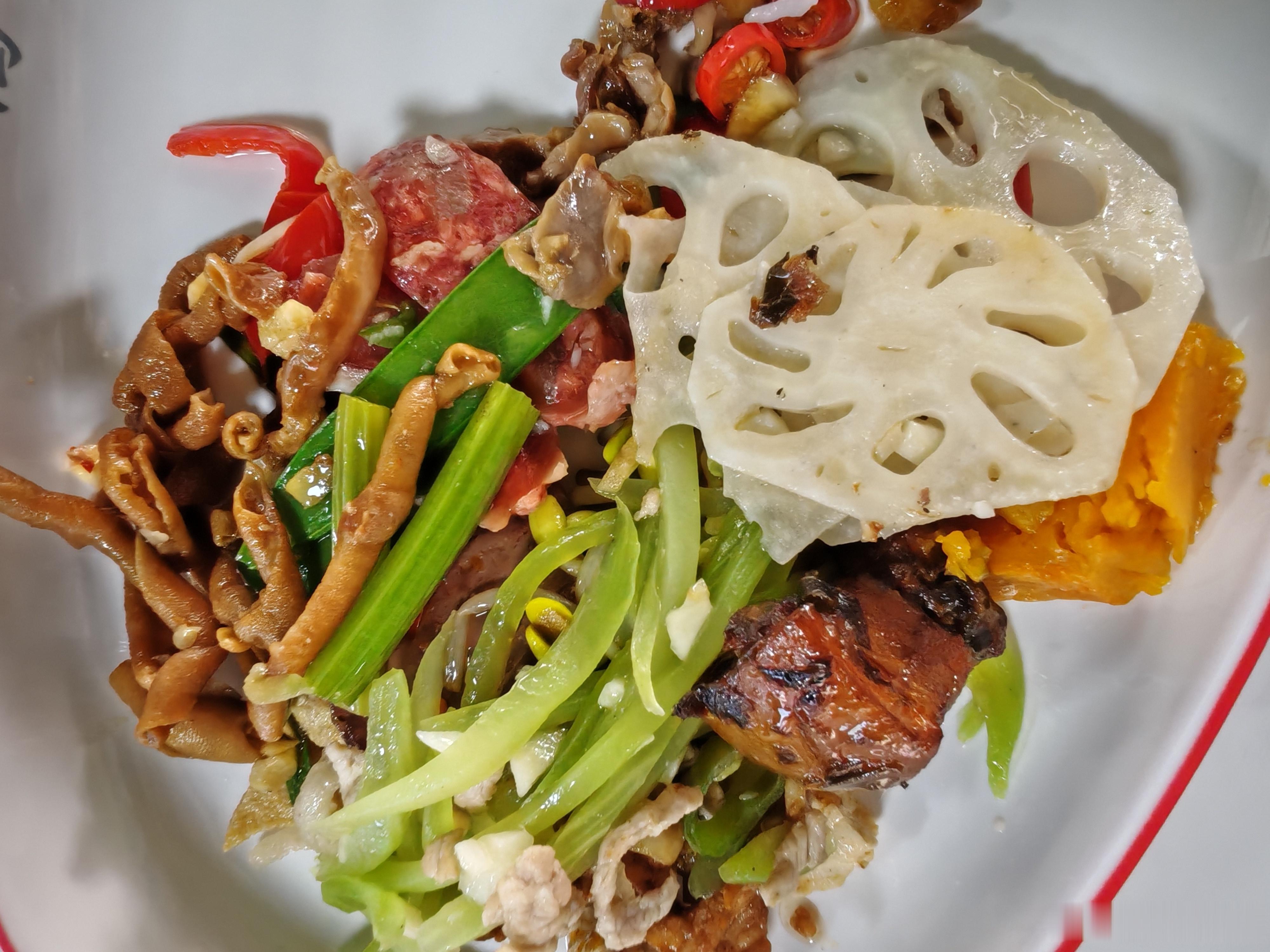 吃饭，好爱今天的菜，好多都是我爱吃的，这个鸭肠看到必夹 ​​​
