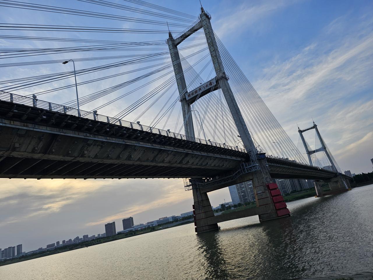 千里淮河蚌埠解放路桥（俗称:拉丝桥）下的风景！