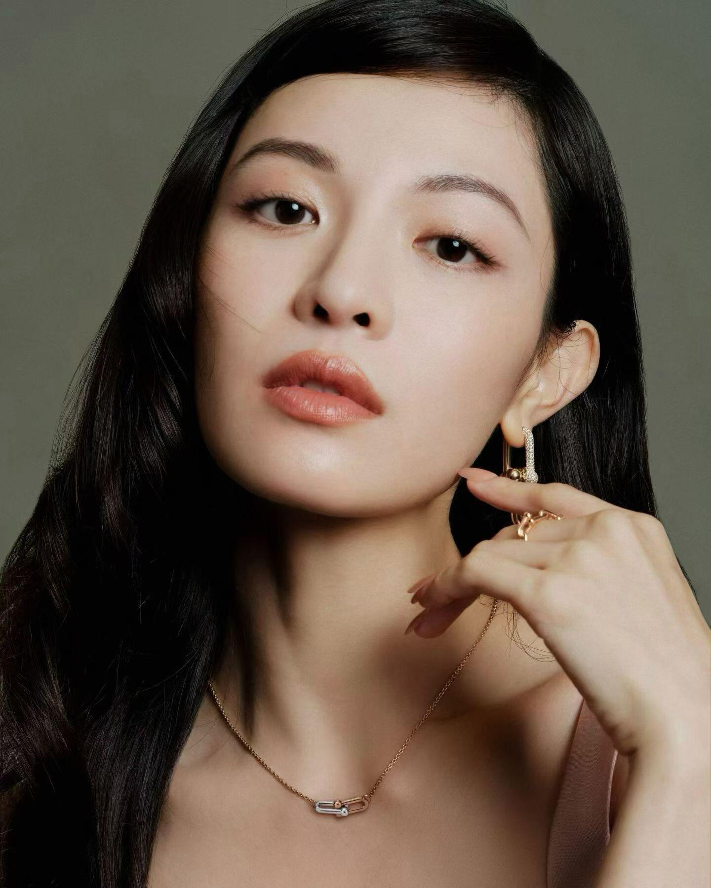 钟楚曦在自己美丽的脸上鼓捣什么呢前几天那个超级精巧的郁金香一样的造型，搭配的妆容