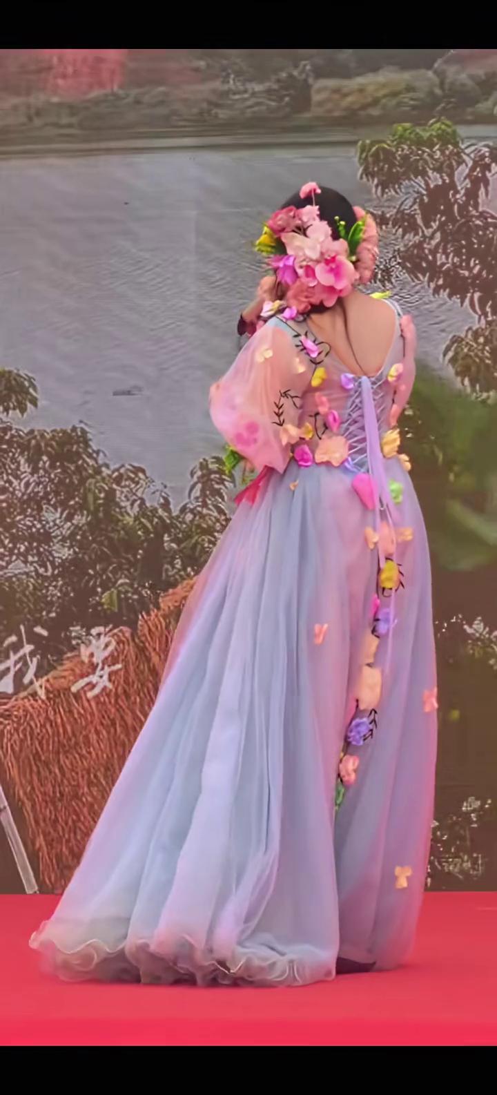 我在黎咀等你新闻发布会。
演出现场。
我在黎咀等你--袁洁琼音乐专辑发布会。20