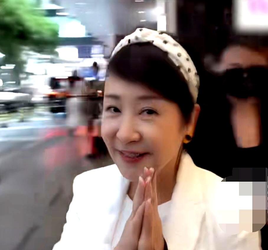 当灵堂外的镜头掠过时，前妻和女儿谢婷婷一同出现，旧日港风忽然有了落点。
亲友陆续