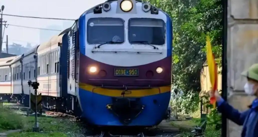 我的越南朋友说，你们根本不懂越南。国民看到穷国老挝、印尼都有高铁，自己没有，给了