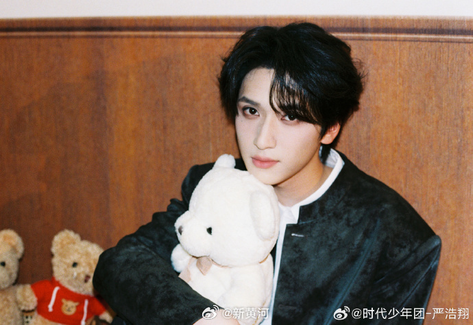 【#严浩翔22岁生日发文#】#严浩翔生日蛋糕是拼豆# 16日，时代少年团组合成员