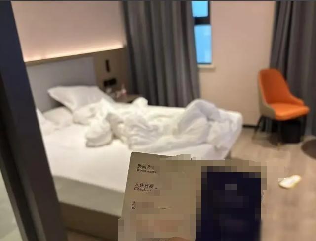 浙江，夫妻俩到酒店里开房，办理入住之后，女子准备去使用洗手台，结果抬头一看，上面