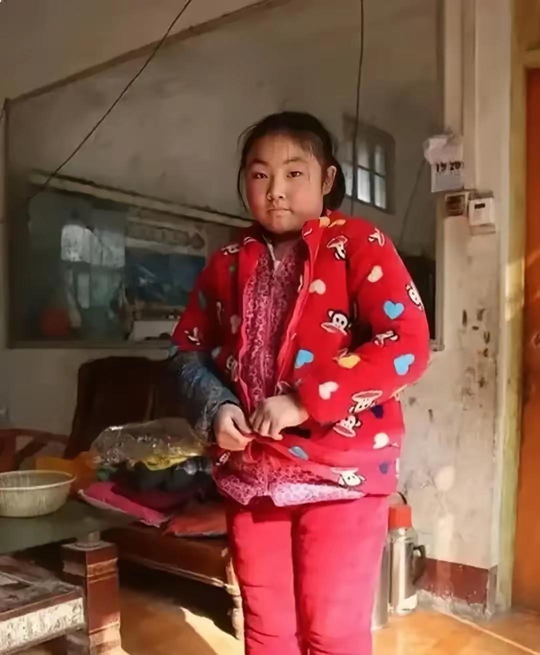 四川农村，一个18岁的女孩，高考完的第二天，没有毕业旅行，没有睡到自然醒。

她