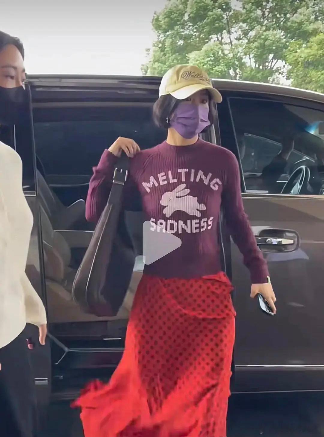 赵丽颖的穿搭这么的土也是可以说是土到天花板了。 ​​​