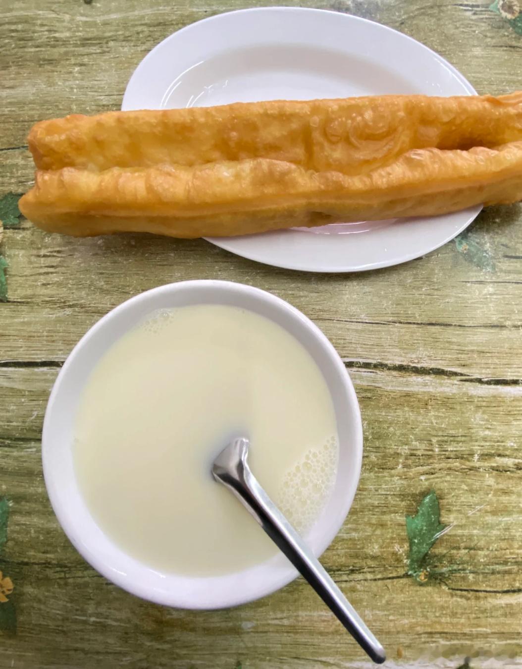 我今天的早餐：中式软炸法棍配植物蛋白浓汤 ​​​