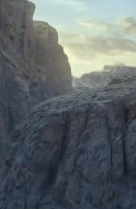 除了外在的装饰和身材管理，内在的气质培养也不容小觑。读书便是提升气质的绝佳途径，