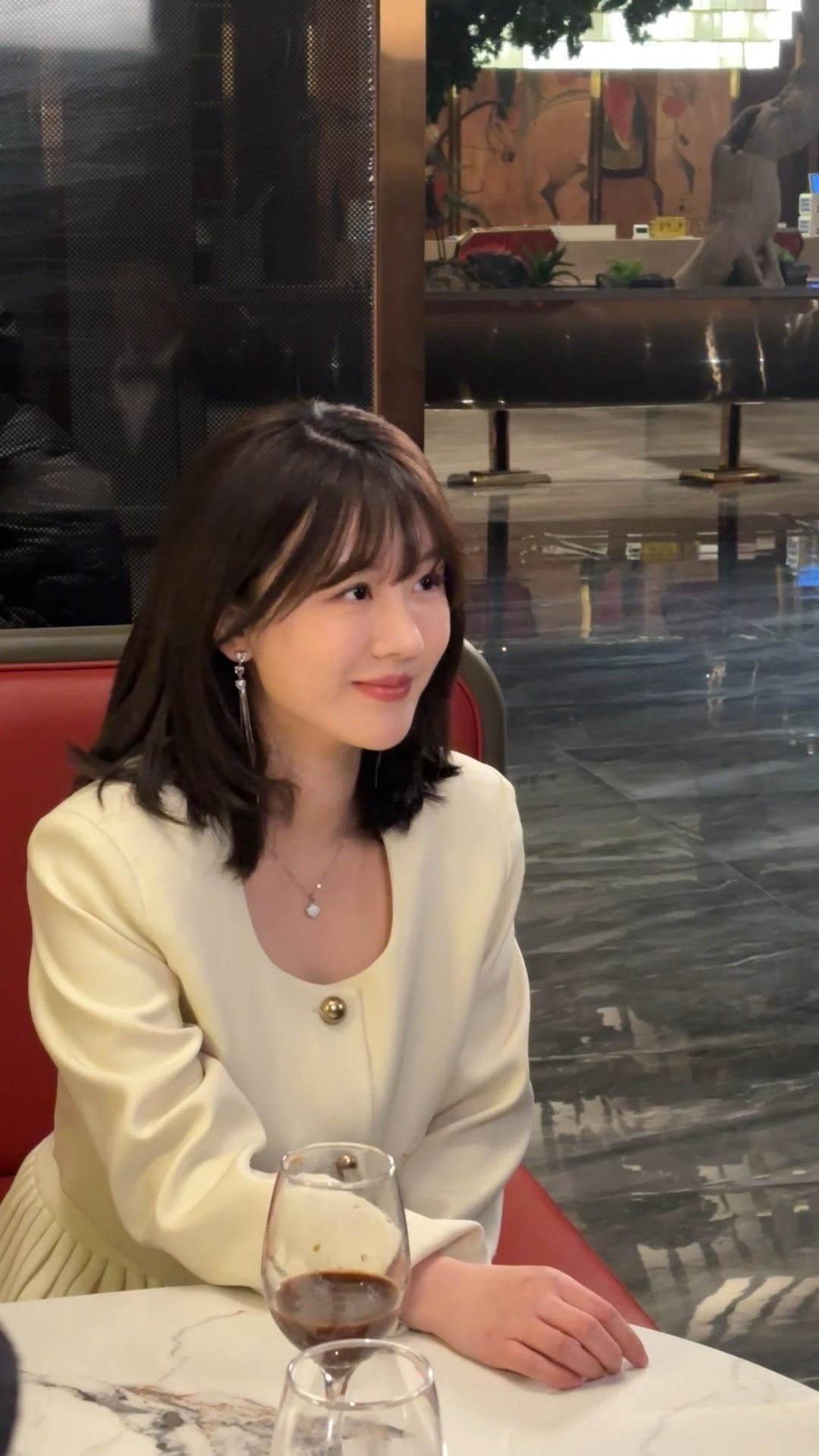 这一次真的遇到了好多好多熟人哦小江妤的姐姐和爸爸 张暖暖的同事郝如意的b机送花的
