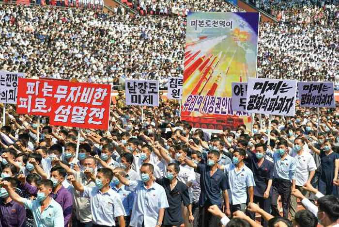 超过10万名朝鲜人被组织起来，在全国各地举行大规模反美集会，在平壤的五一体育场张