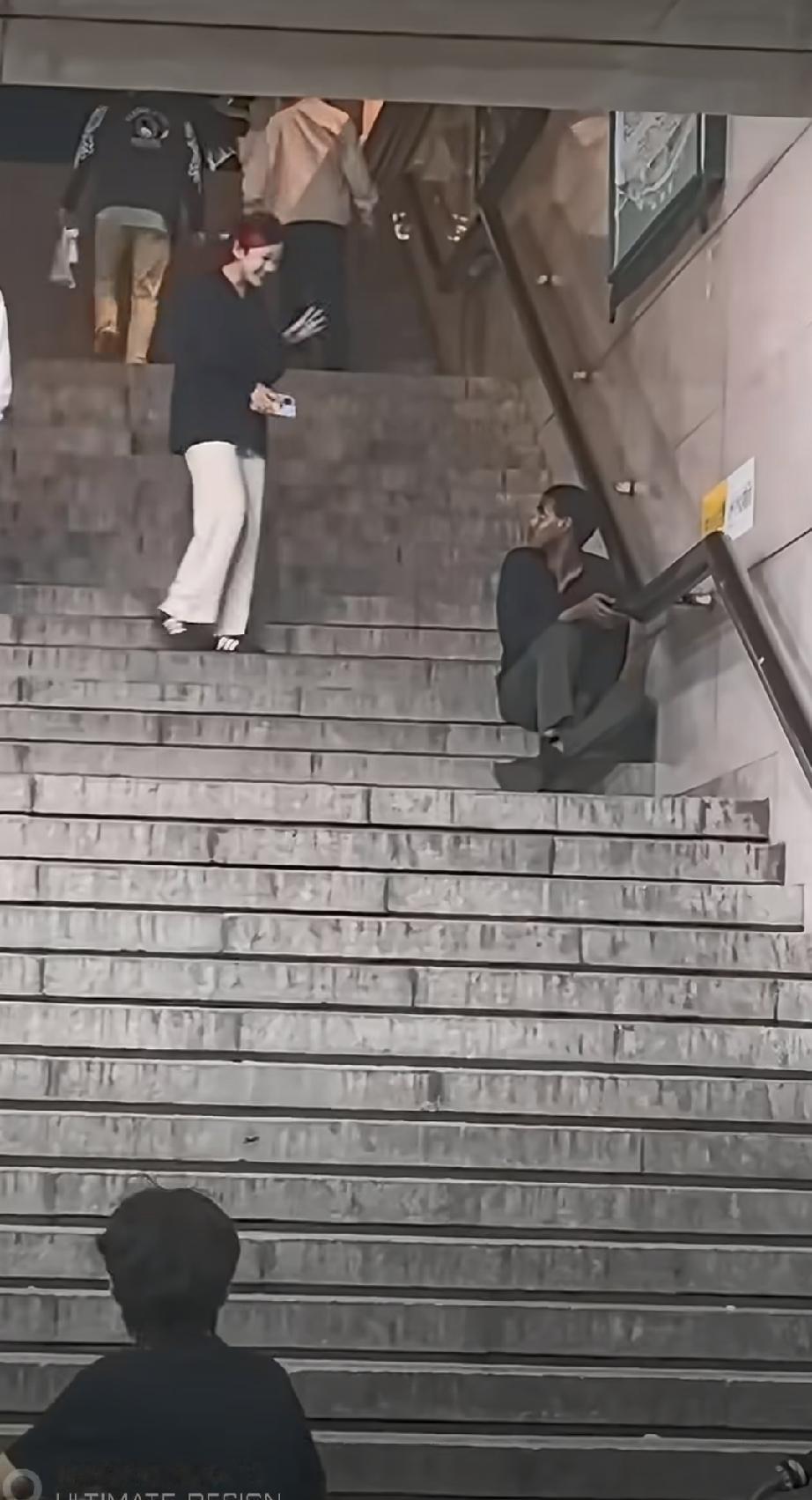 黑哥们都懵了 我都这样了，竟然还有外国女生来搭讪我……白人约会 留学生搭讪