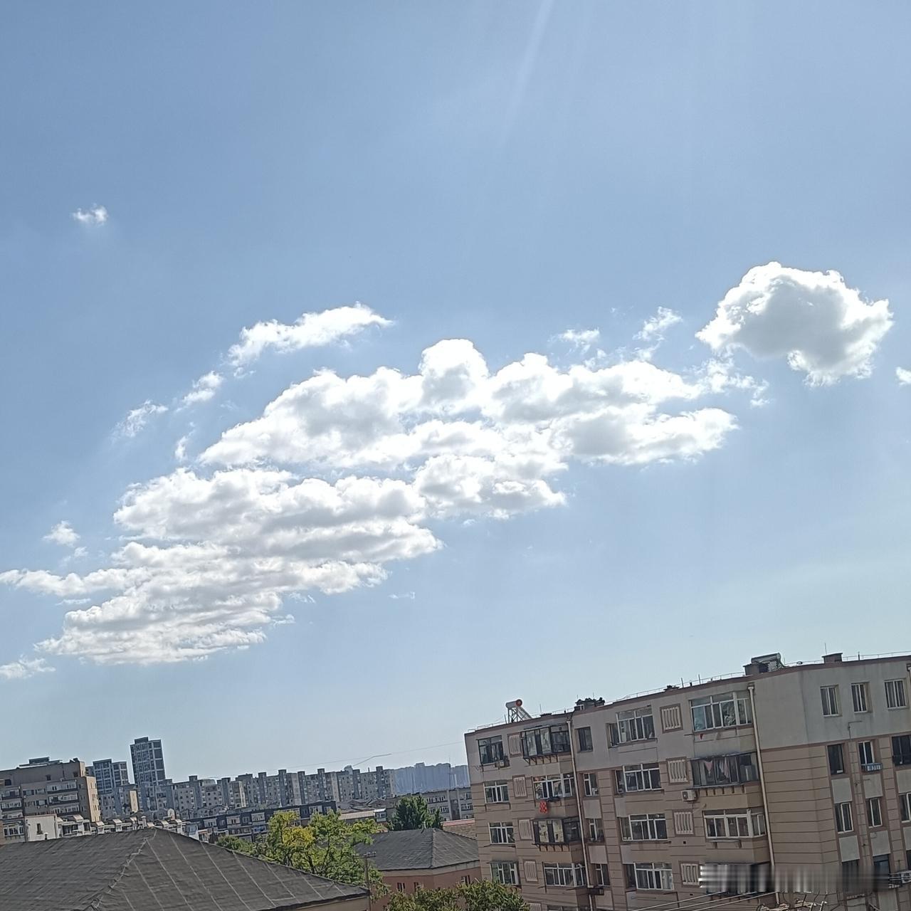 10月2日，国庆假期第二天，抬头偶遇治愈好天气。
澄澈蓝天铺展开来，一团团白云舒