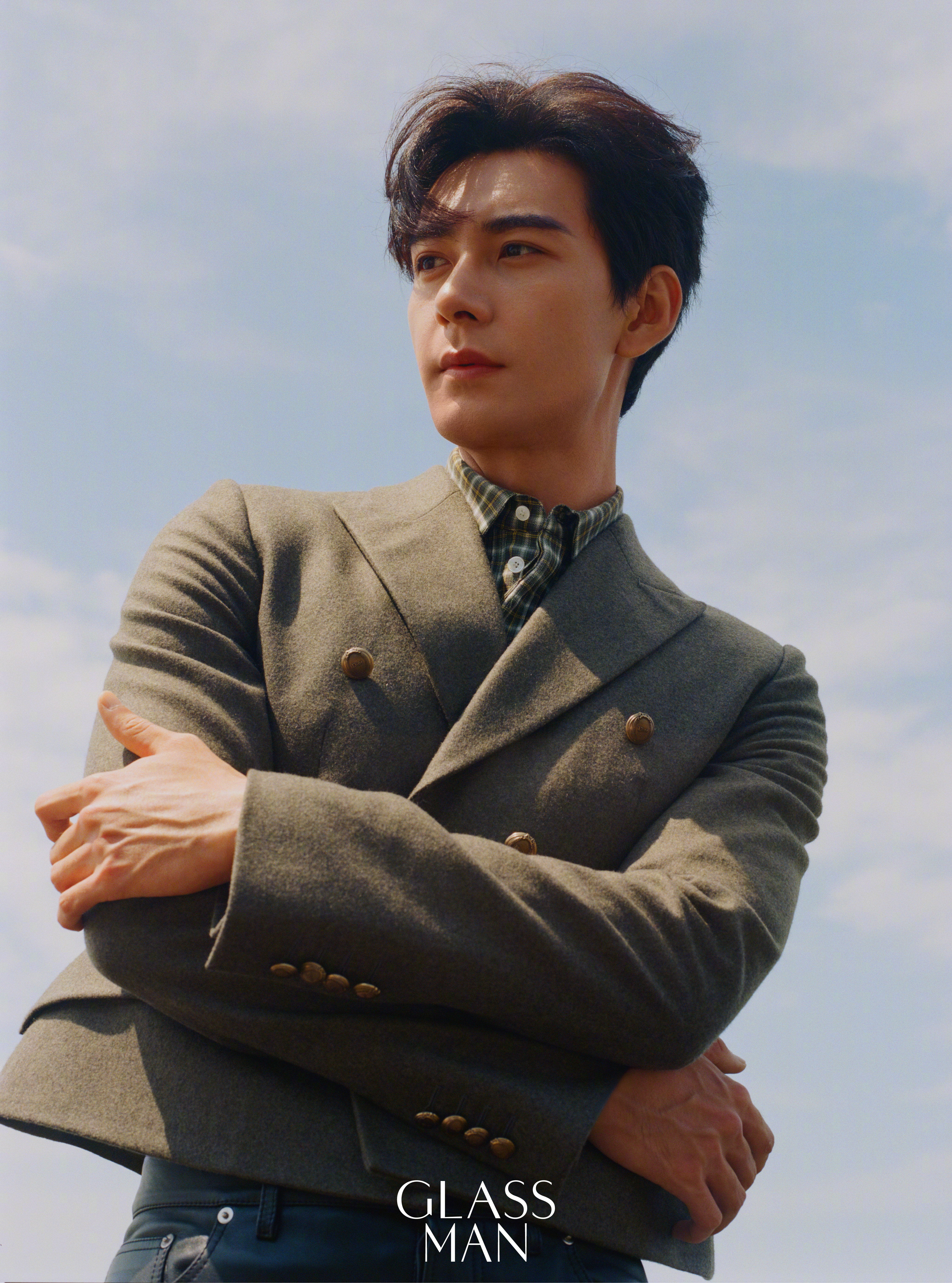 陈星旭出镜《GLASS MAN》夏季刊双封面。继芭莎男士、时装男士、悦游之后，完