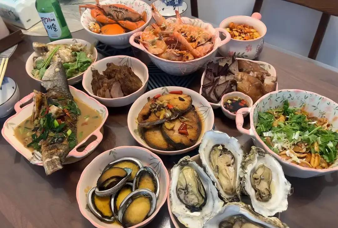 朋友爱人五姐妹全搬进同一个小区，开头天天串门像拍连续剧。

大姐家最穷，每次聚餐