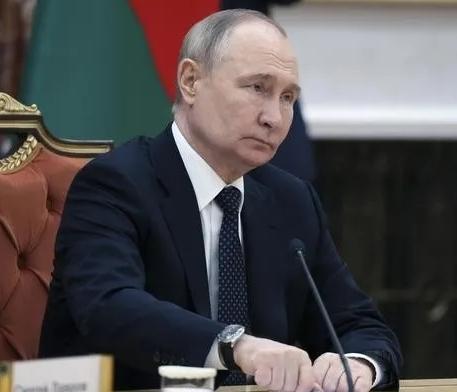 俄罗斯一直拥有4000到6000枚核弹头，这些核弹头分别在俄罗斯的轰炸机、潜艇以