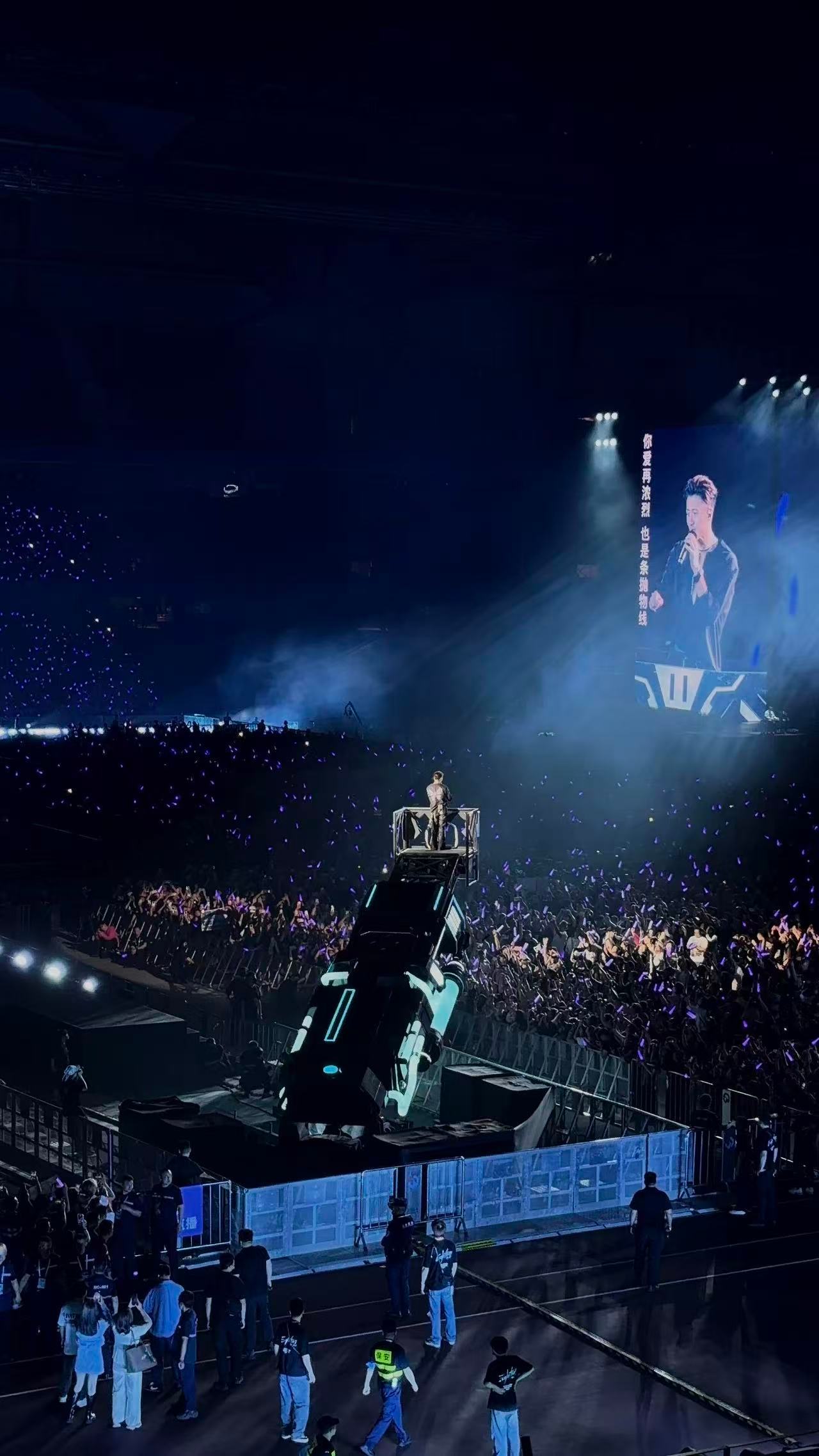 谢霆锋朋友圈步数第一主舞台唱完跑传送带，传送带下来上摇臂，一场下来整个场馆都是他