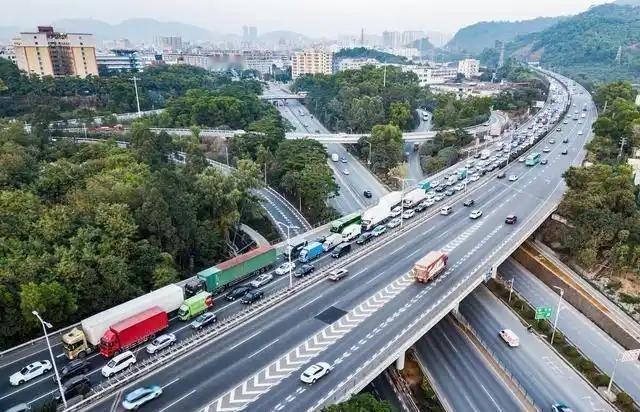 14亿中国人养不起高速？8年亏空6万亿，美国高速免费却能盈利。

中国高速公路从