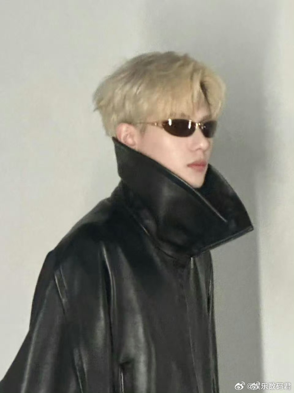 胡先煦我勒个大V被胡先煦下颚线鲨到 他出席时尚活动的红毯图，侧脸被外媒拍得清清楚