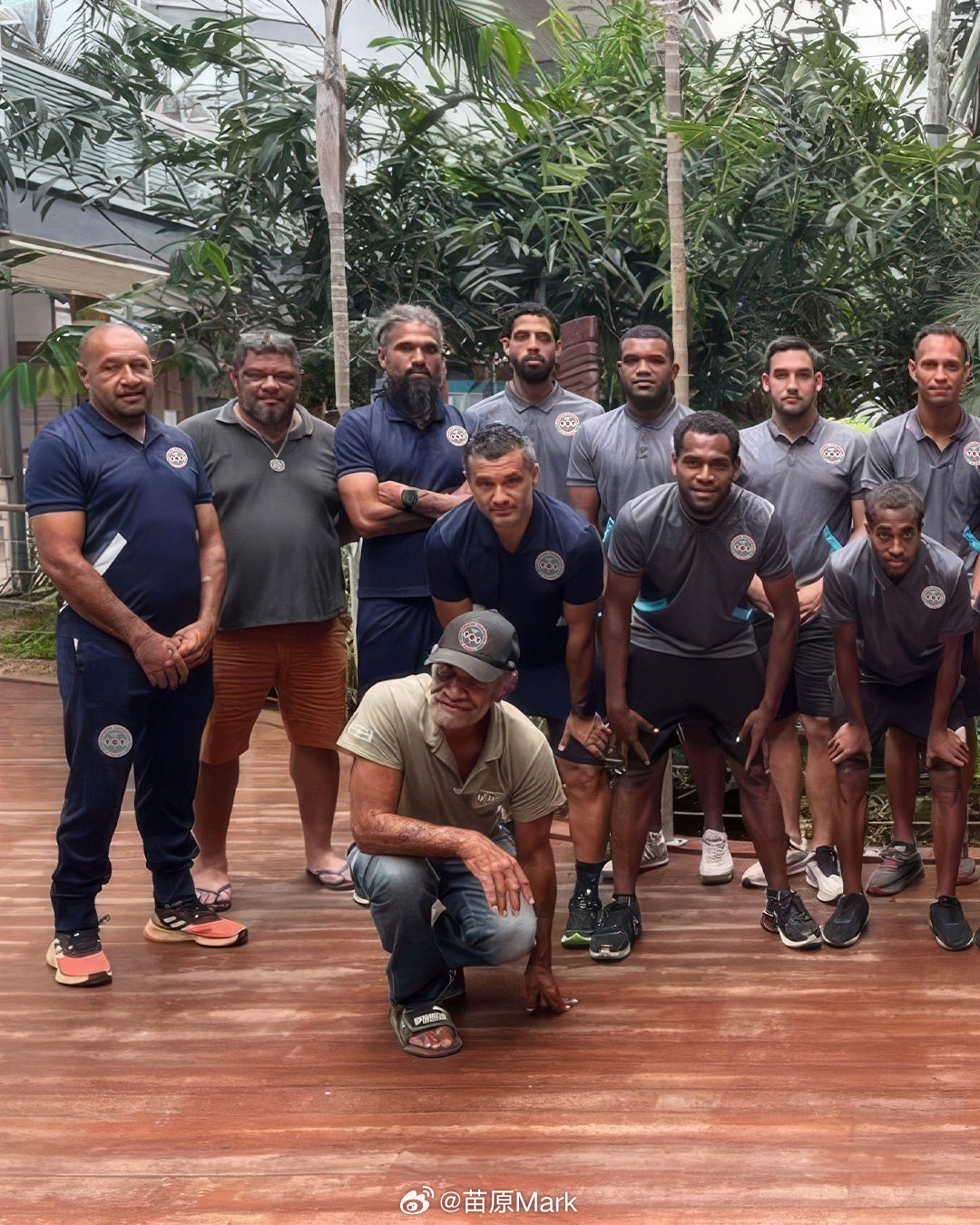 新喀抵达墨西哥，看着像旅游团，谁知道是来踢地球六强赛的呢