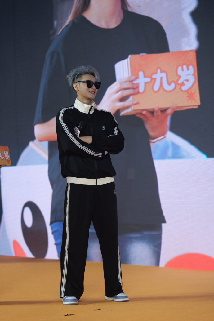 黄子韬我煮的肥姨妈螺蛳粉好吃嘛舞台之上黄子韬活力营业，灵魂提问引爆话题。畅谈肥姨