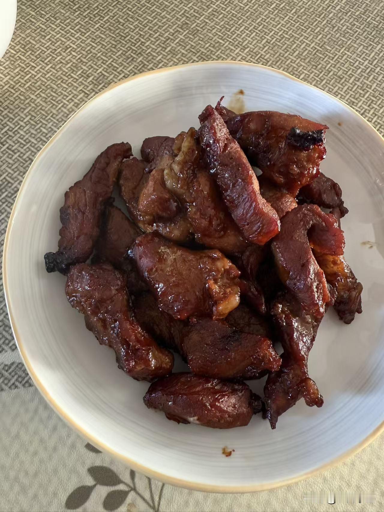 大闺女中午又做叉烧肉了，很高兴地和我分享，我感觉颜色不错，自己说做了好半天呢！